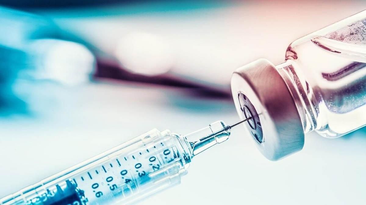 ВООЗ схвалила до використання першу вакцину проти COVID-19