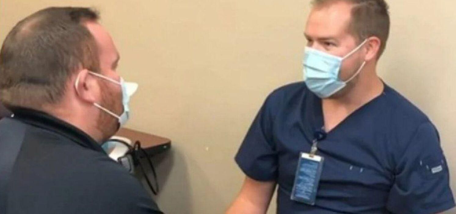 Медик освідчився своєму хлопцеві під час вакцинації від COVID-19: зворушливе відео