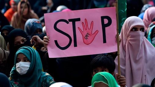 В Пакистане впервые запретили проверять девственность "тестом двух пальцев": почему это важно