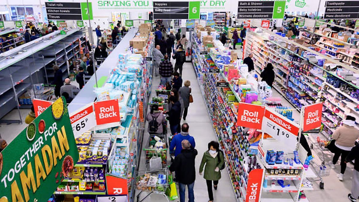 У Великій Британії стурбовані поширенням коронавірусу в супермаркетах