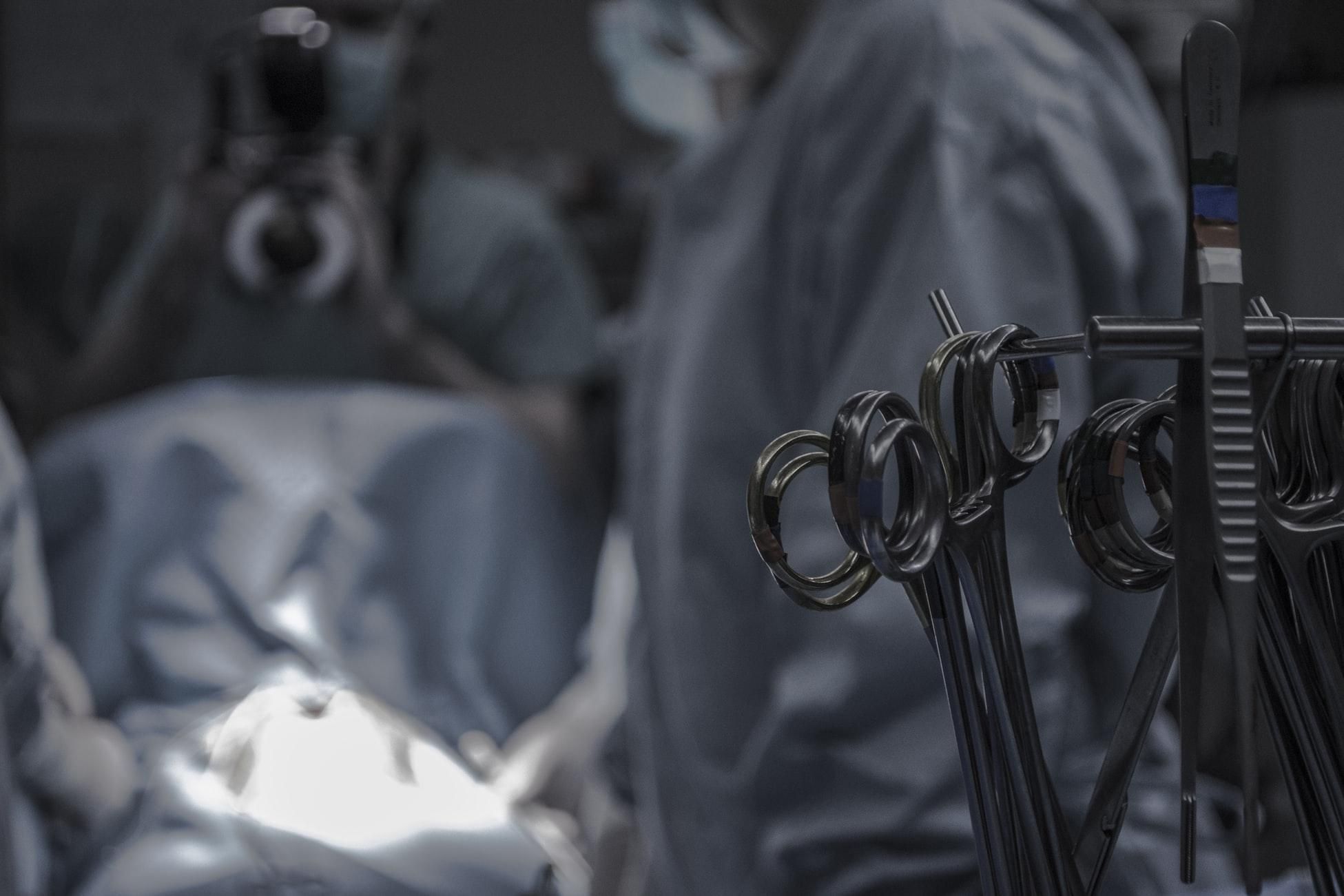 Понад 15 годин: деталі першої в світі операції з пересадки обох рук та плечей
