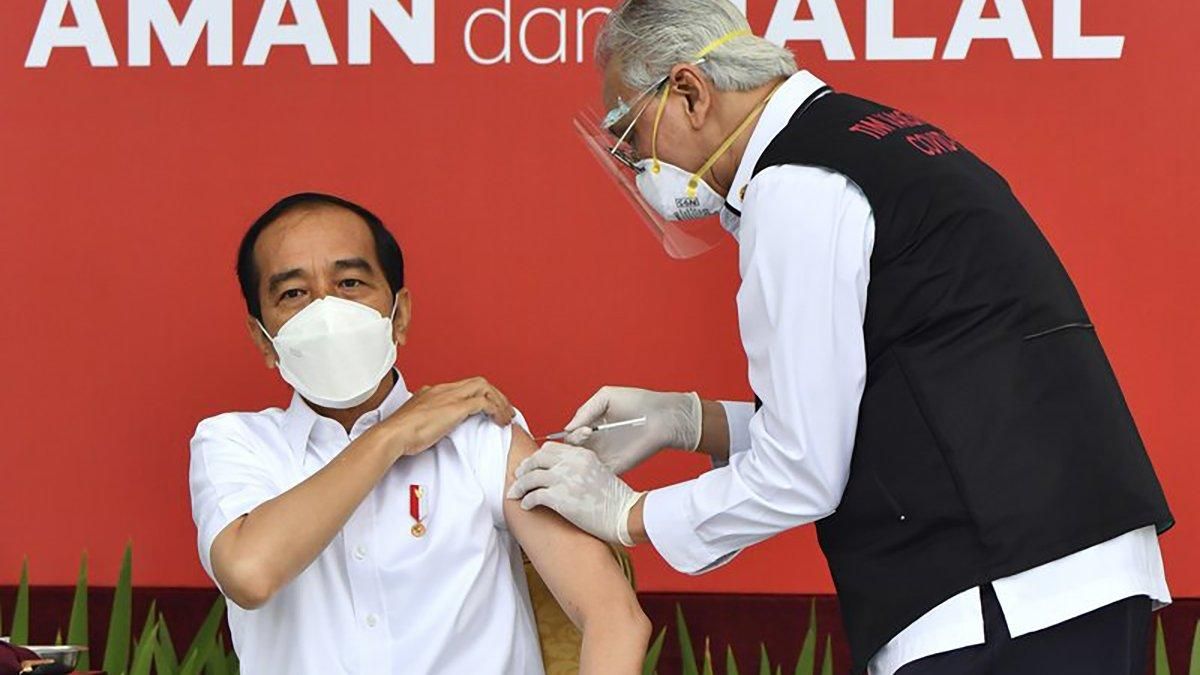 В Індонезії блогерів віднесли до пріоритетного списку вакцинації