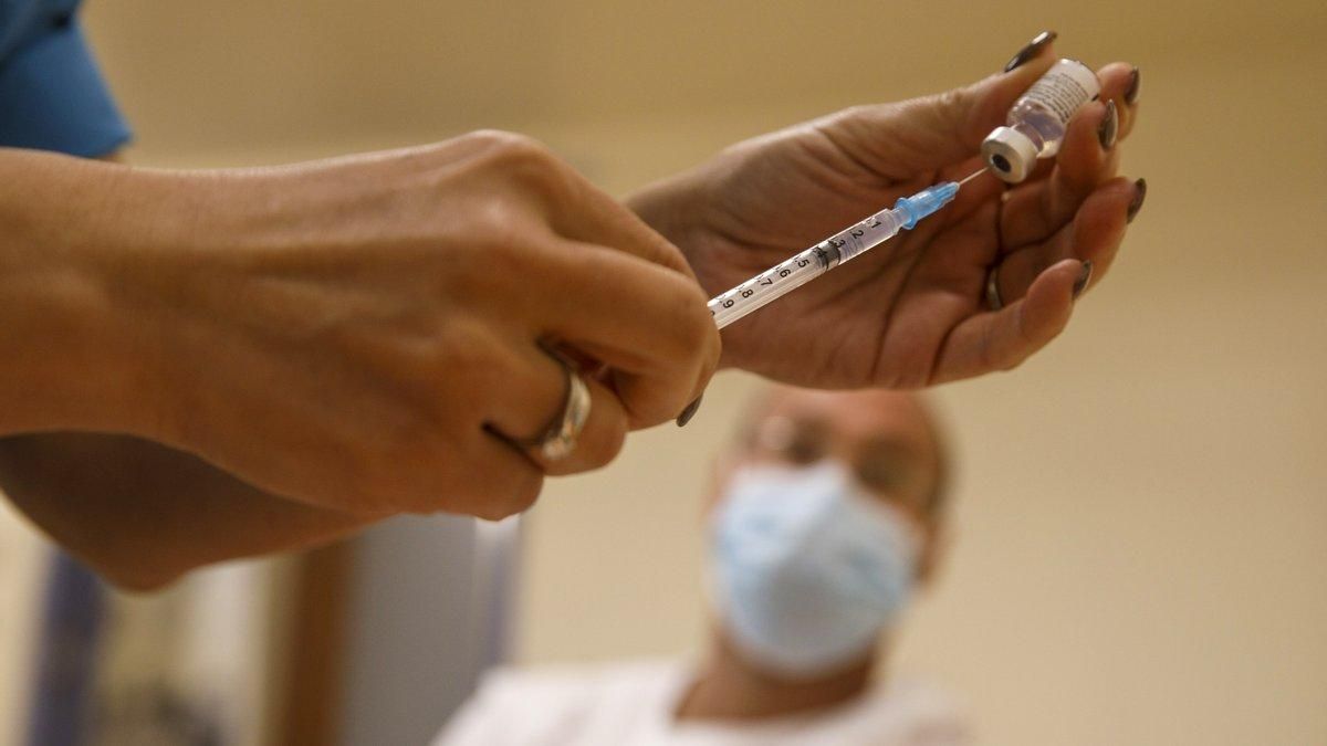 Побочные эффекты вакцинации: врач объяснил случаи паралича лица в Израиле Побочные эффекты вакцинации: врач объяснил случаи паралича лица в Израиле