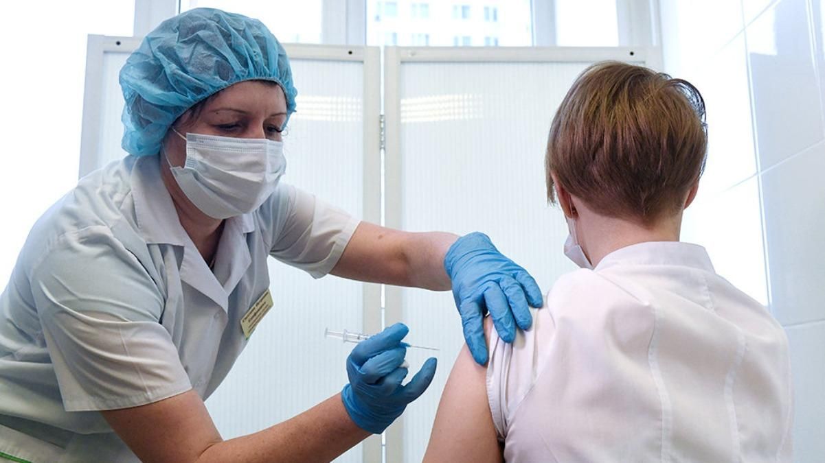 В Білорусі почали вакцинанувати медиків російським Спутником