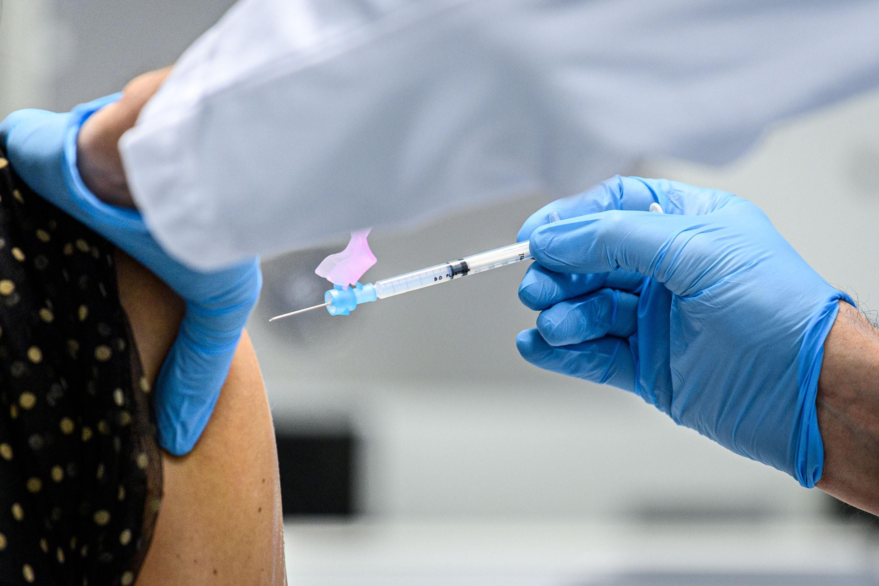 Смерть після вакцинації від COVID-19: пояснення експертів