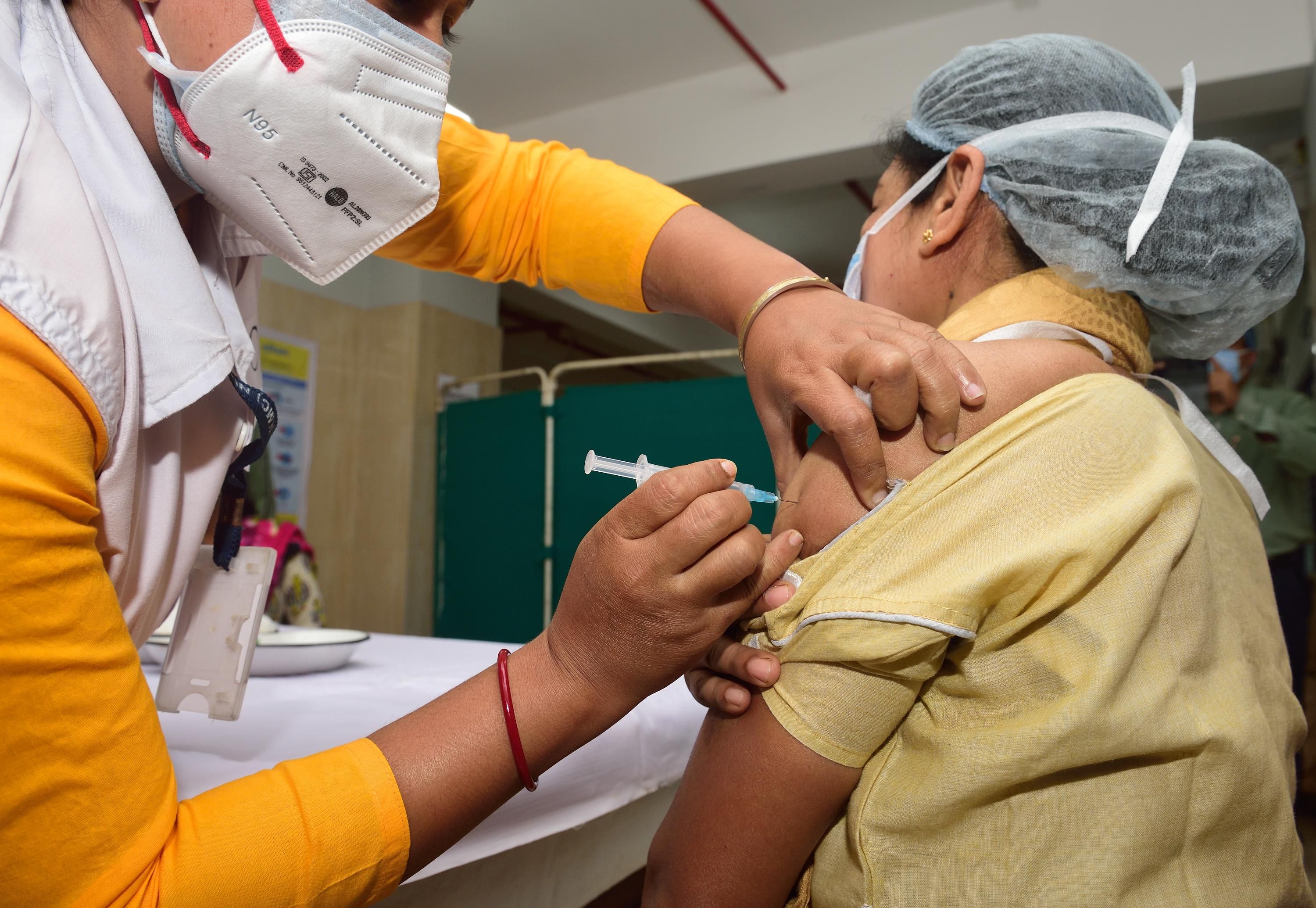 Вакцинація від COVID-19 в Індії: 580 людей отримали побічні ефекти, 2 летальних випадки