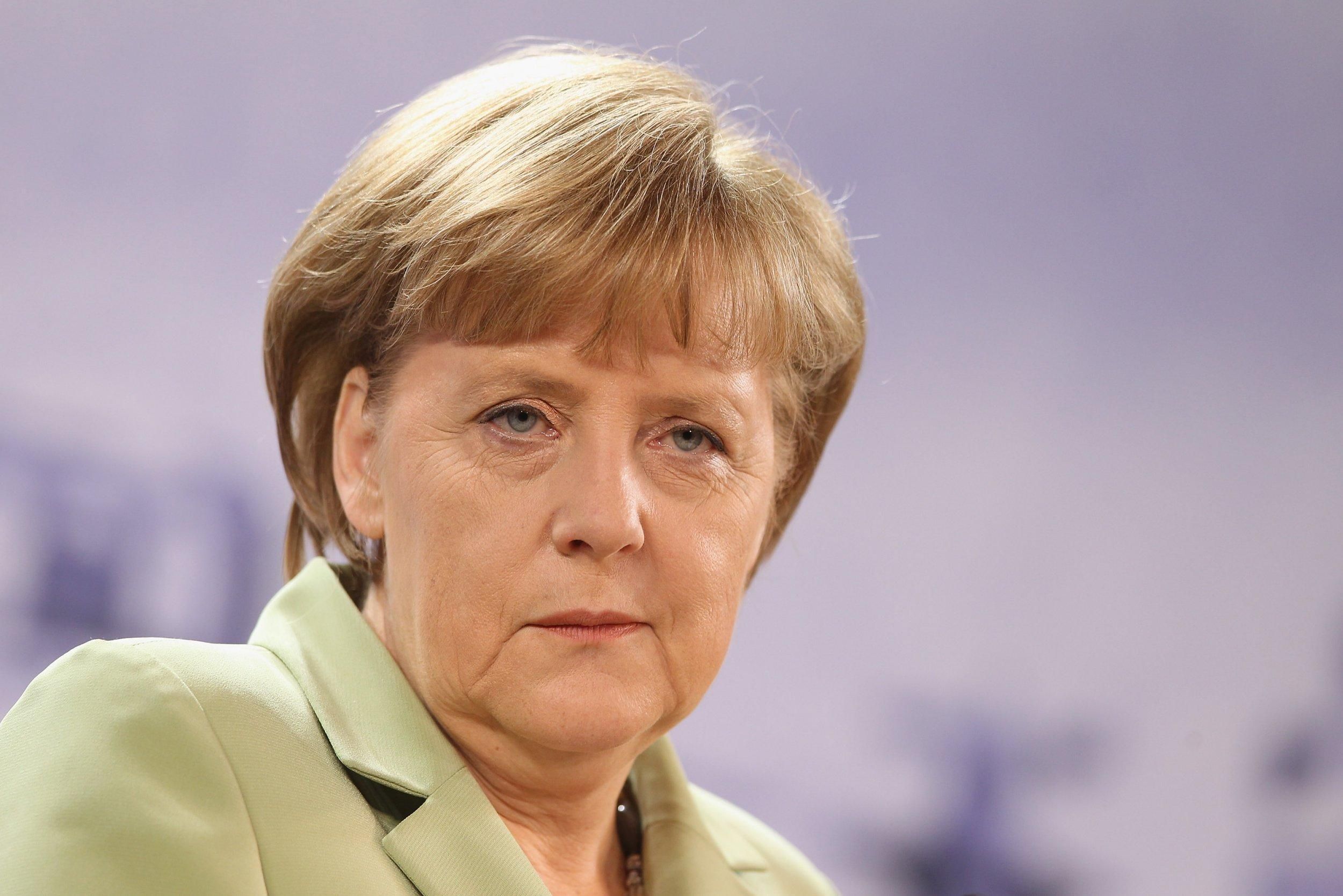 Меркель предлагает России помощь для регистрации их вакцины против COVID-19 в ЕС