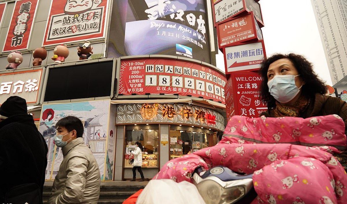 Дні та ночі Уханя: у Китаї до річниці епідемії випустили документалку