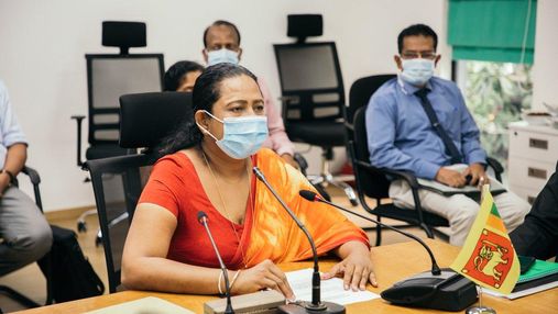 У Шрі-Ланці міністерка охорони здоров'я пропагувала шаманський сироп від COVID-19 і захворіла