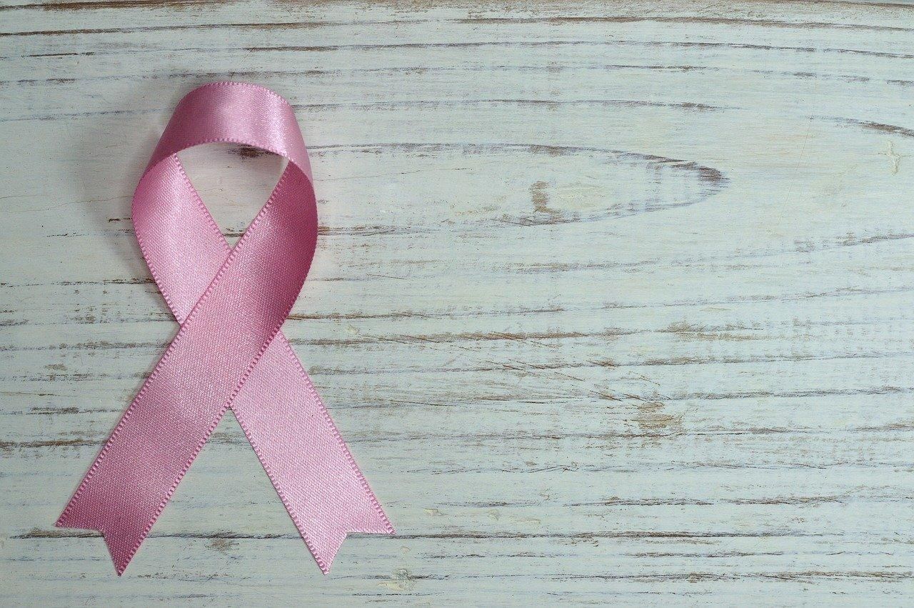 Назвали простой способ профилактики и лечения рака груди