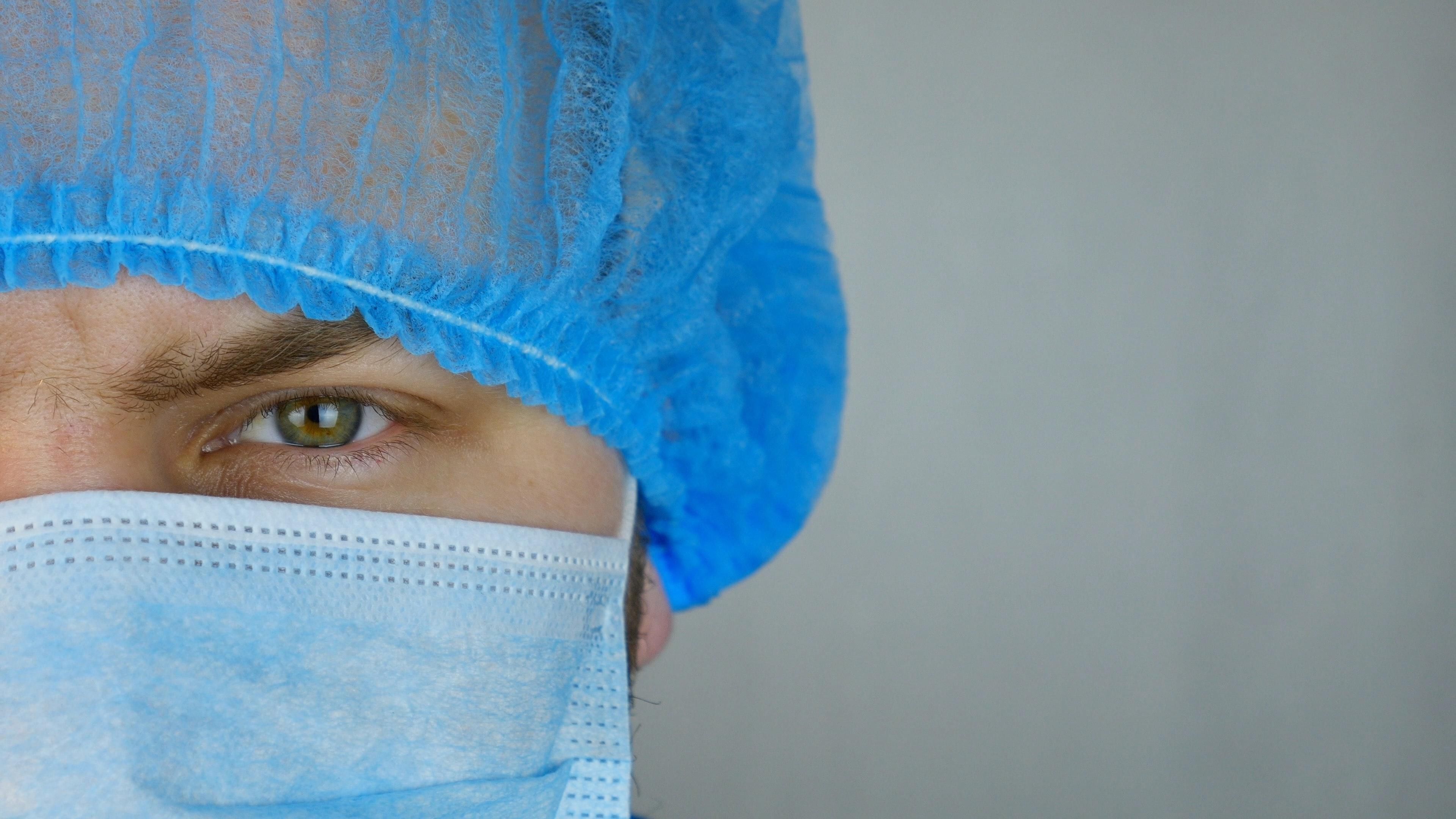 Сколько людей в мире вакцинировались против коронавируса: данные Bloomberg