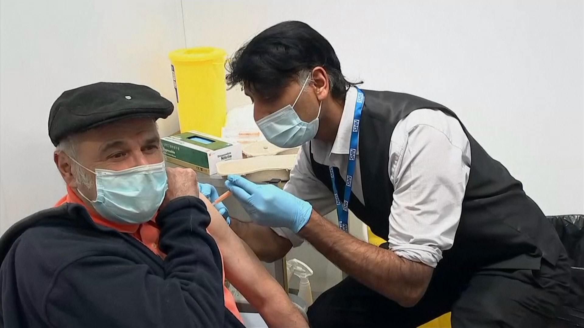 У Британії в супермаркеті почали вакцинувати проти COVID-19: фото У Британії в супермаркеті почали вакцинувати проти COVID-19: фото