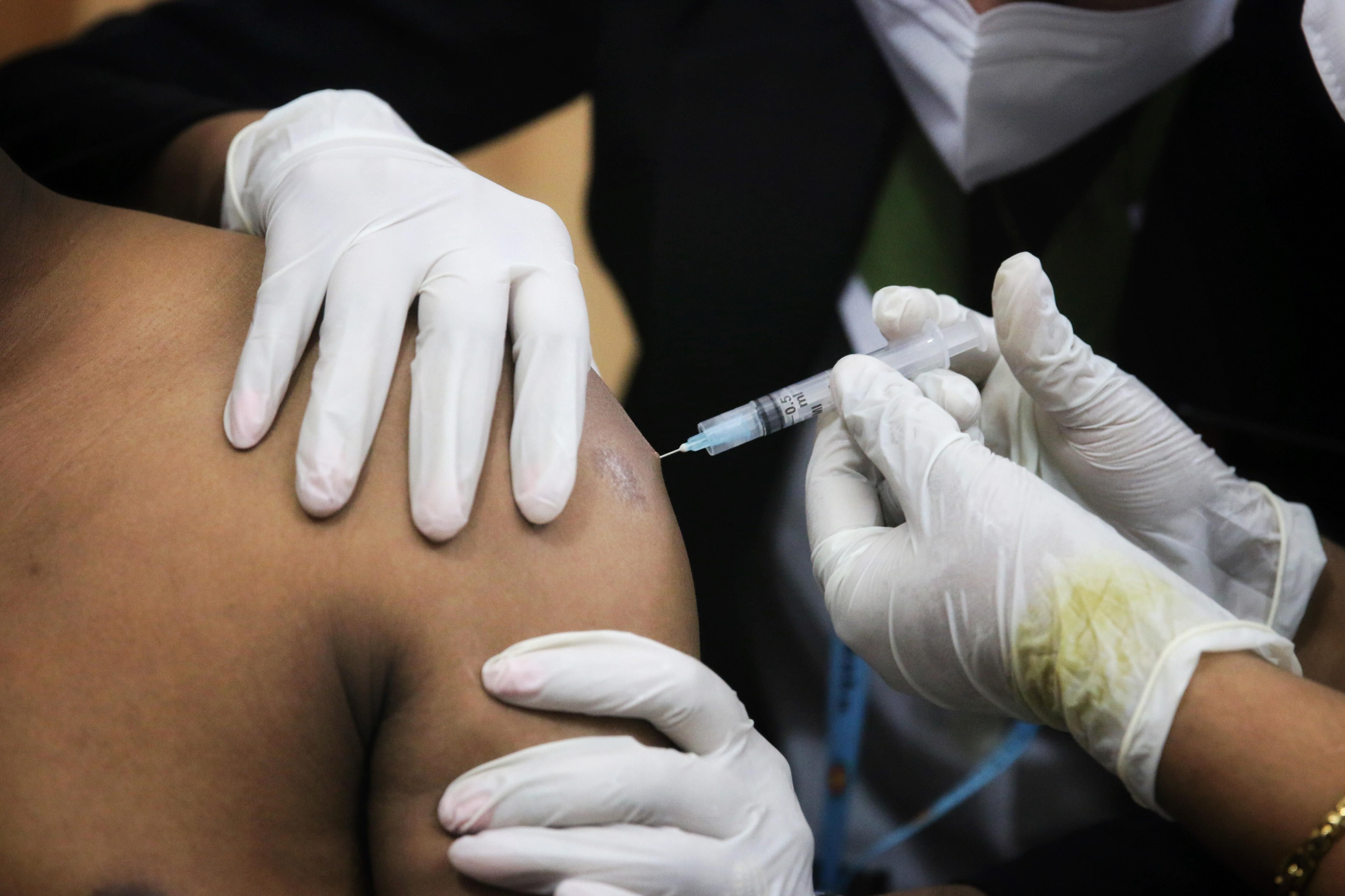 Італія не рекомендує людям старше 55 років щепитися вакциною від AstraZeneca 
