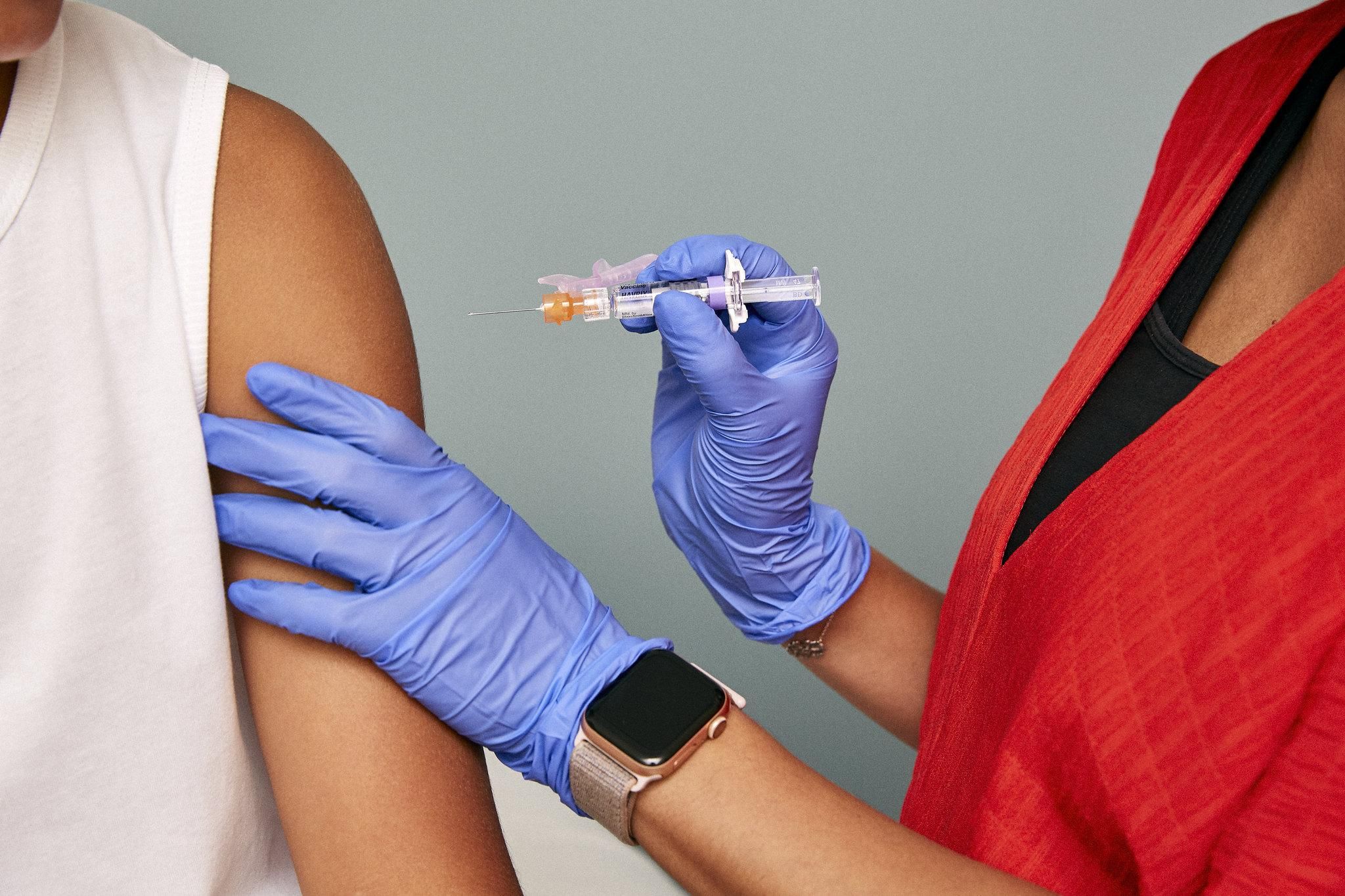 В США количество вакцинированных от коронавируса превысило число заразившихся