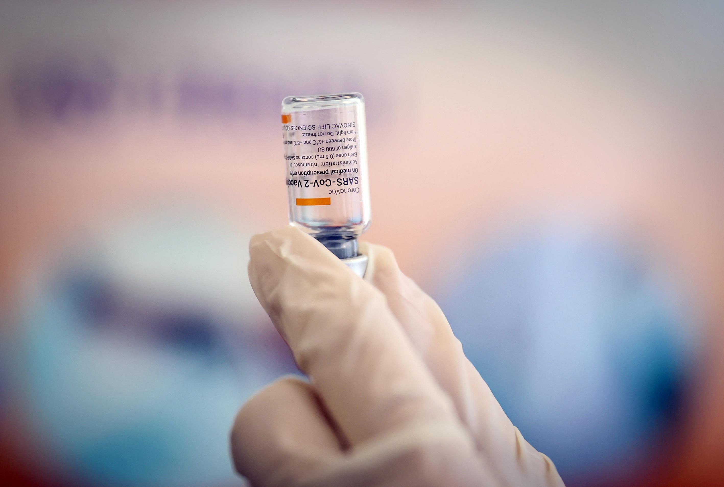Україна отримає 12 мільйонів доз вакцин від  AstraZeneca та Novavax