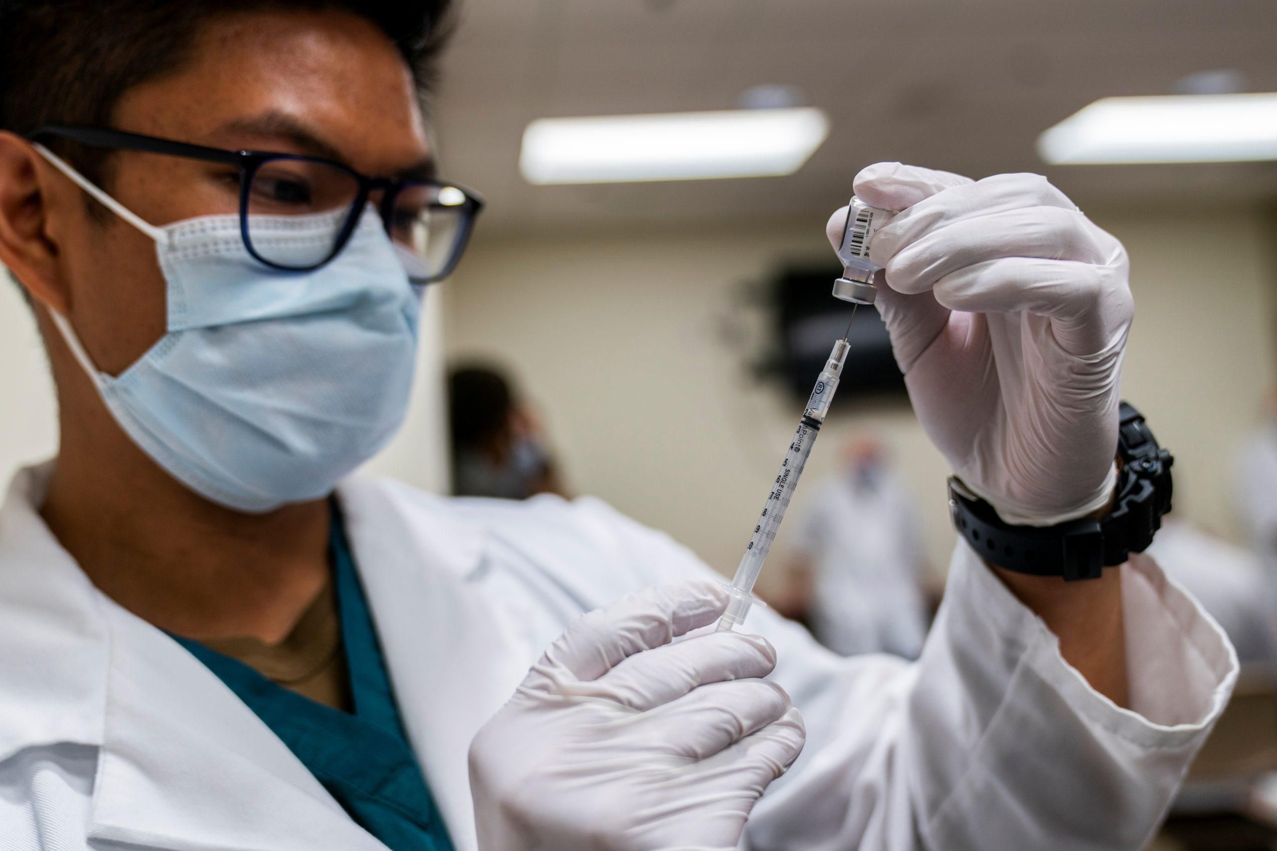  В Сингапуре медику ввели пятикратную дозу вакцины от COVID