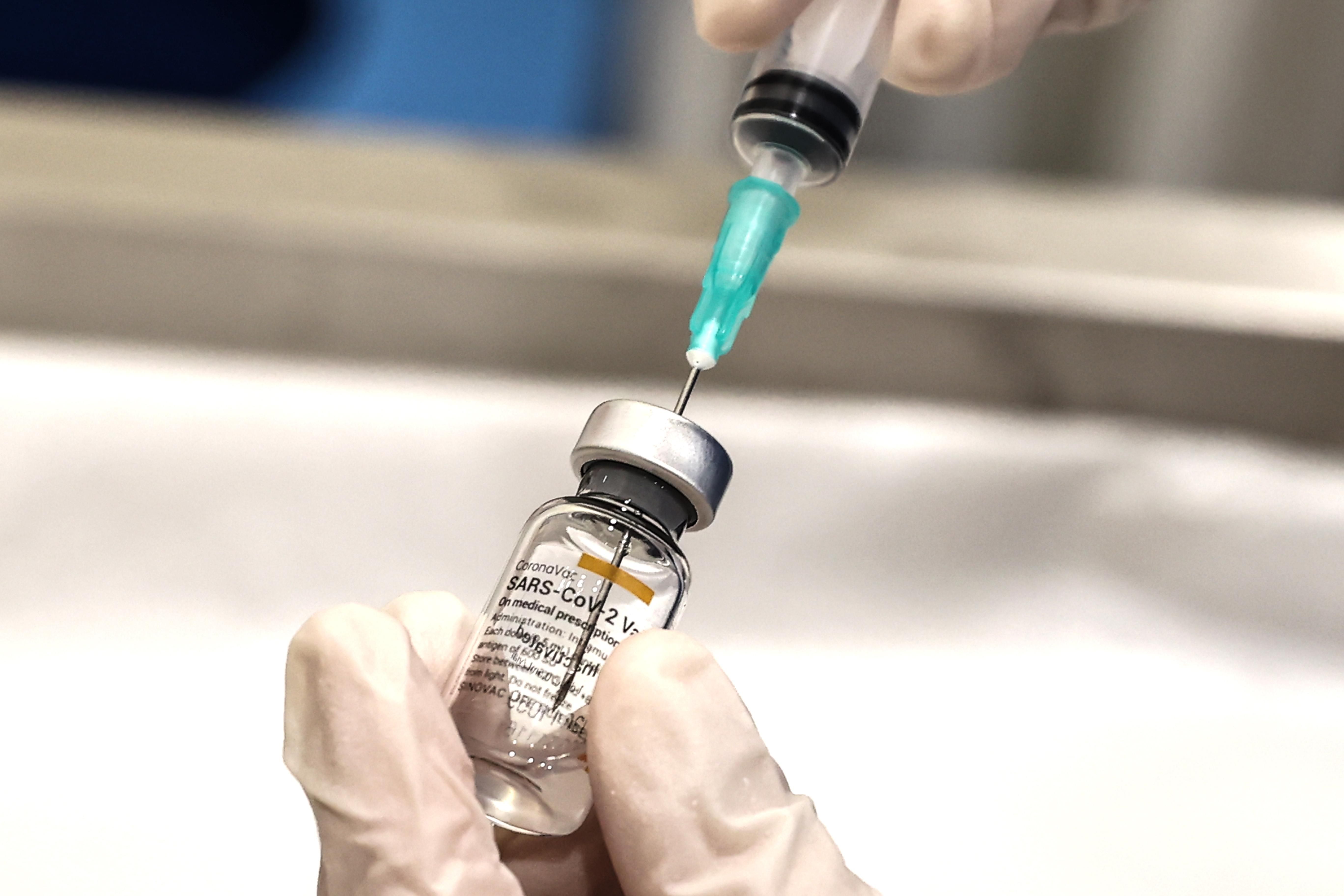 Вчені заявили про низьку ефективність вакцини AstraZeneca від штаму з ПАР