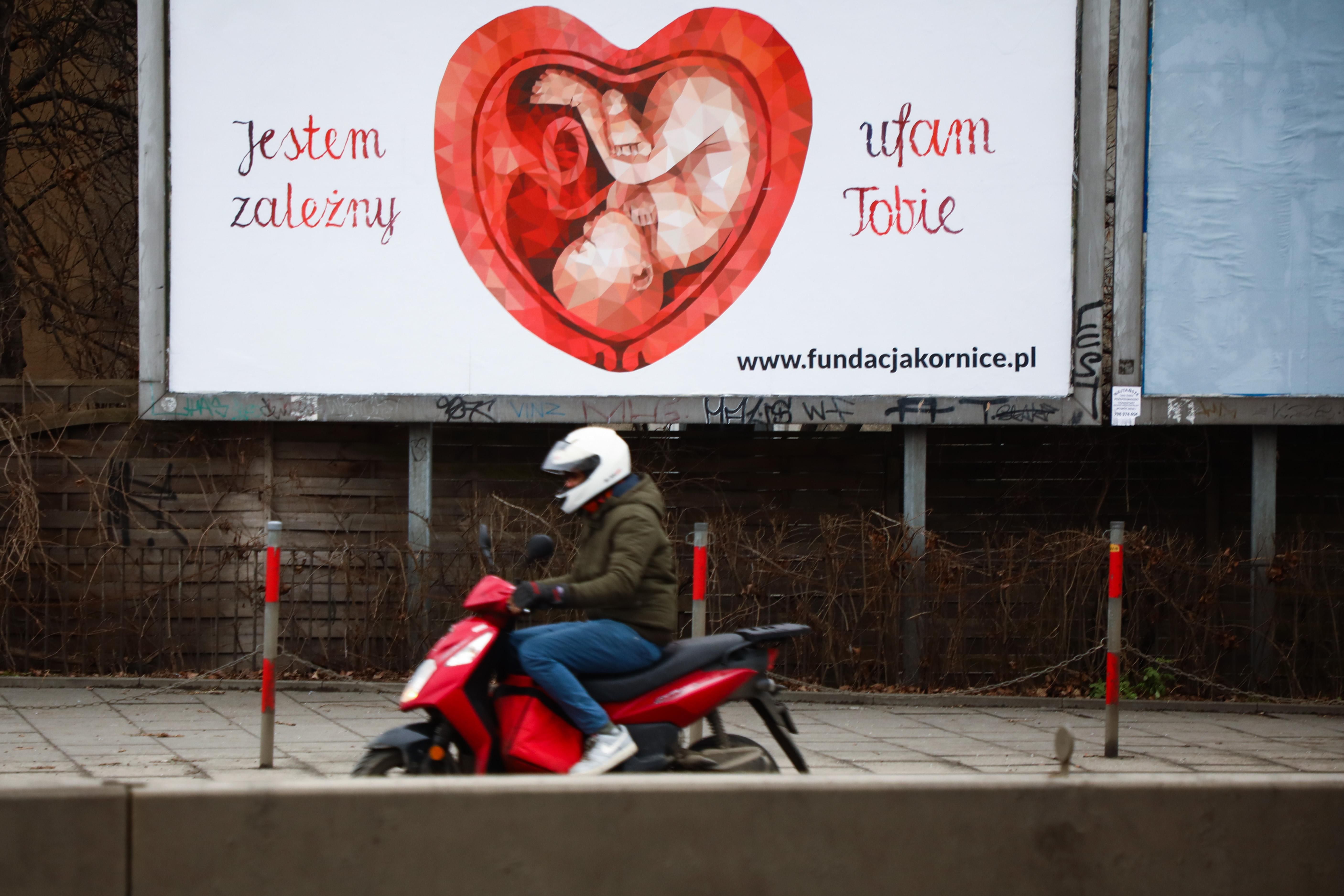 Запрет абортов: в Польше предложили создать женские "комнаты для плача"