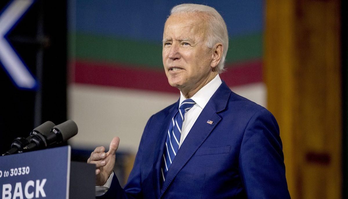 Байден пристав на пропозицію НФЛ проводити вакцинацію на стадіонах Байден пристав на пропозицію НФЛ проводити вакцинацію на стадіонах