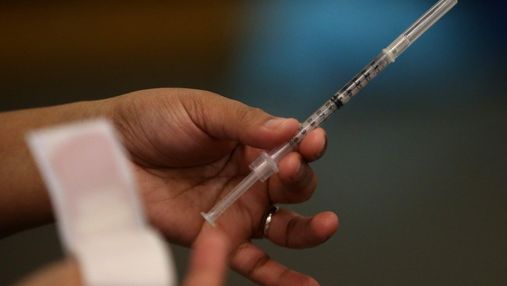 В Україні вже записують охочих вакцинуватися проти COVID-19, але є умови