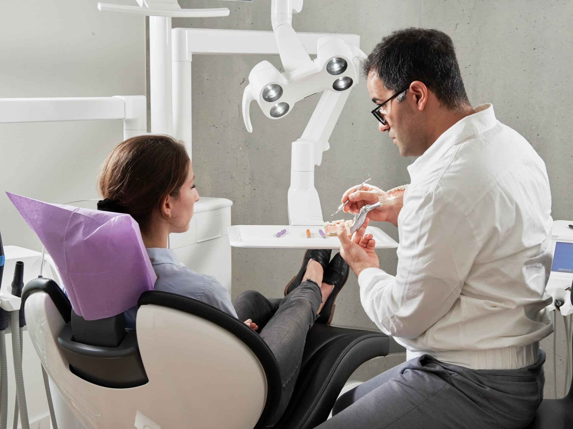 День стоматолога: як доглядати за зубами, щоб полегшити роботу лікарів 
