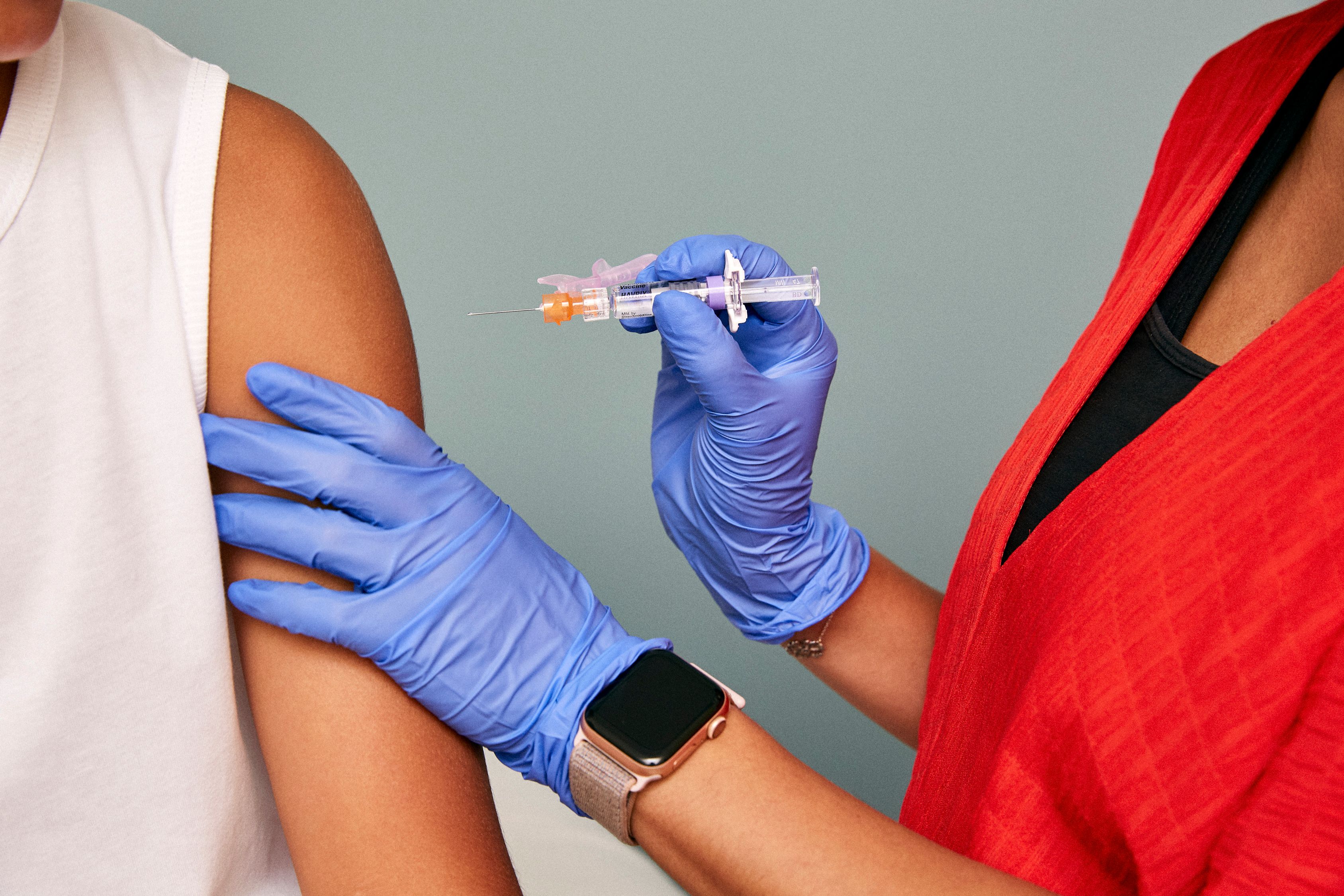 "Ковідна рука": що відомо про новий побічний ефект на вакцину проти коронавірусу