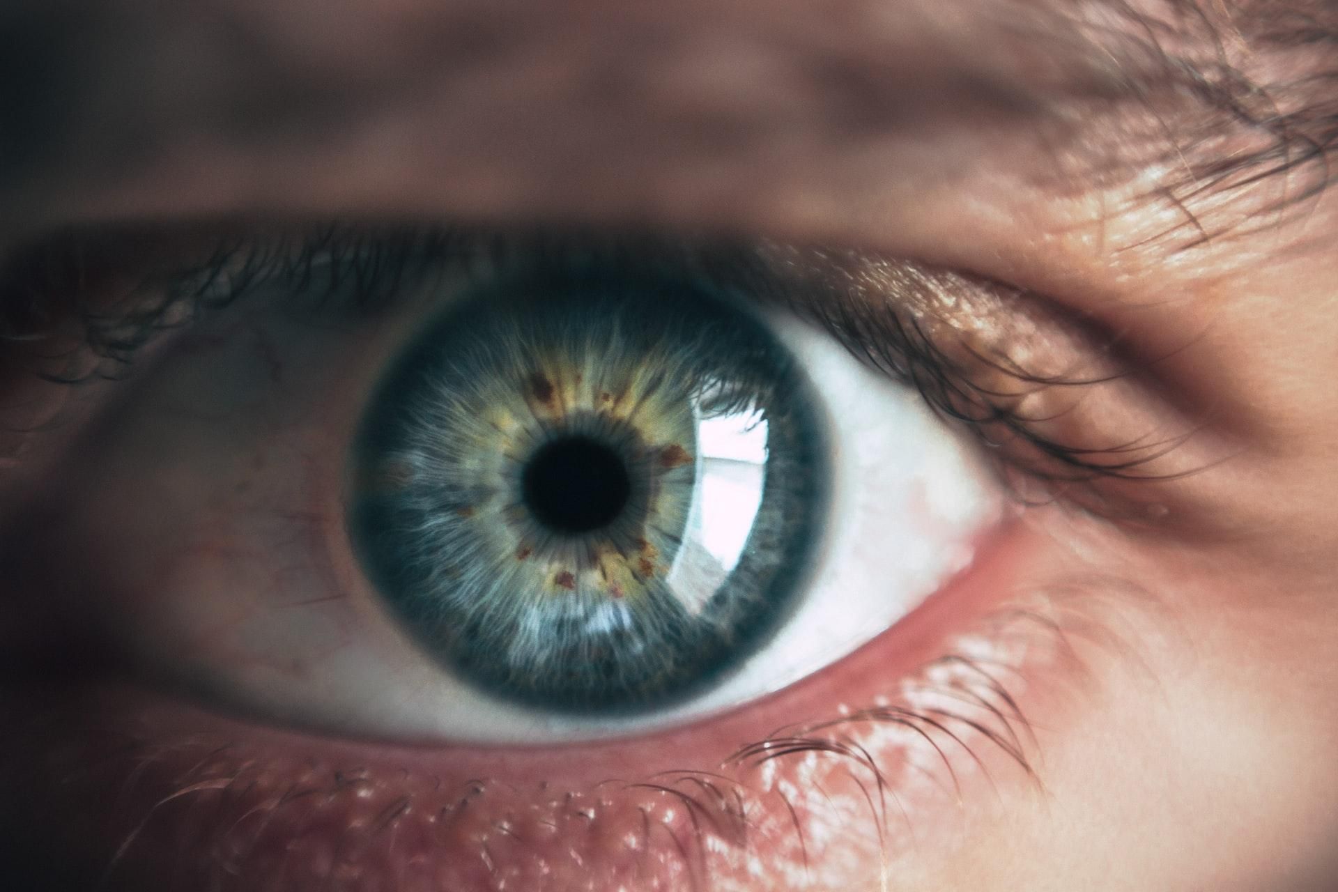 Подергивание глаза: почему возникает и что делать