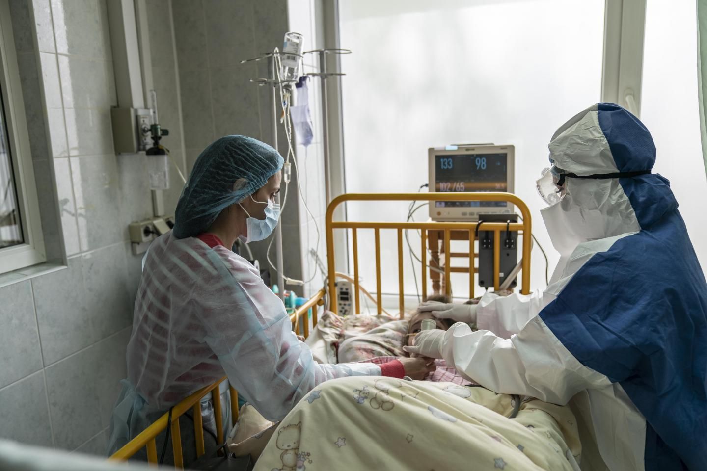 Пацієнти лежать в коридорах: у лікарні Франківська критична ситуація, зайняті всі ліжка