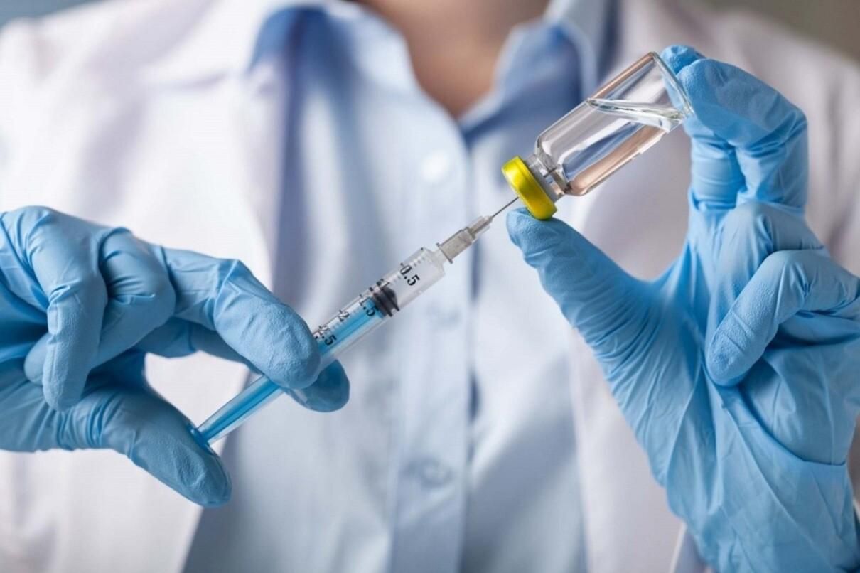 У Польщі відповіли, коли зможуть перепродати Україні вакцину від коронавірусу