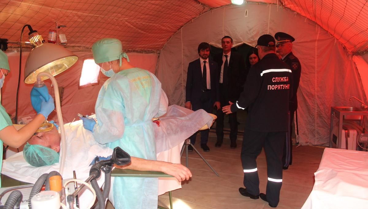На Прикарпаття доставили мобільний госпіталь для хворих на COVID-19 На Прикарпаття доставили мобільний госпіталь для хворих на COVID-19