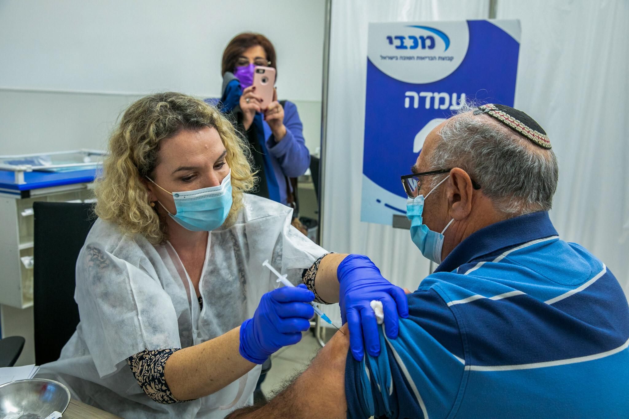 В Ізраїлі пом'якшують карантин після успішної вакцинації проти коронавірусу