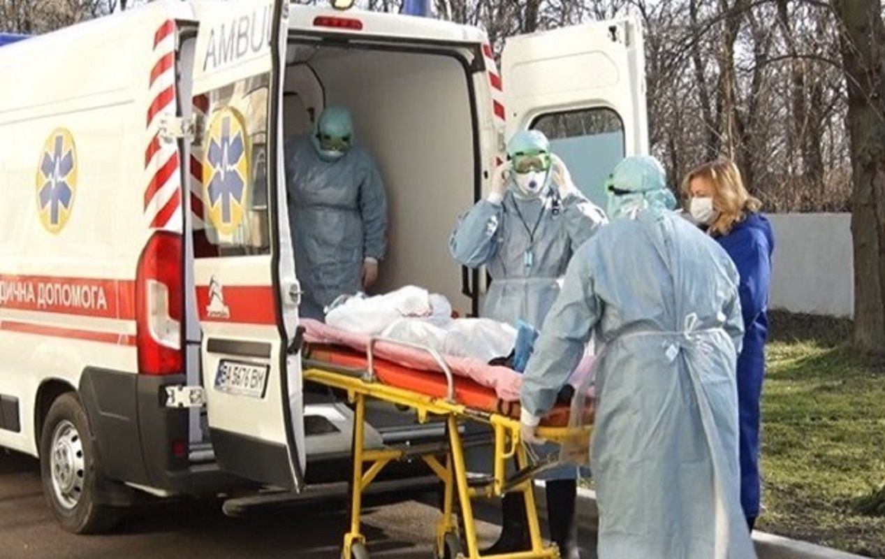 На межі колапсу: на Закарпатті щодня госпіталізують по 200 хворих на COVID-19 На межі колапсу: на Закарпатті щодня госпіталізують по 200 хворих на COVID-19