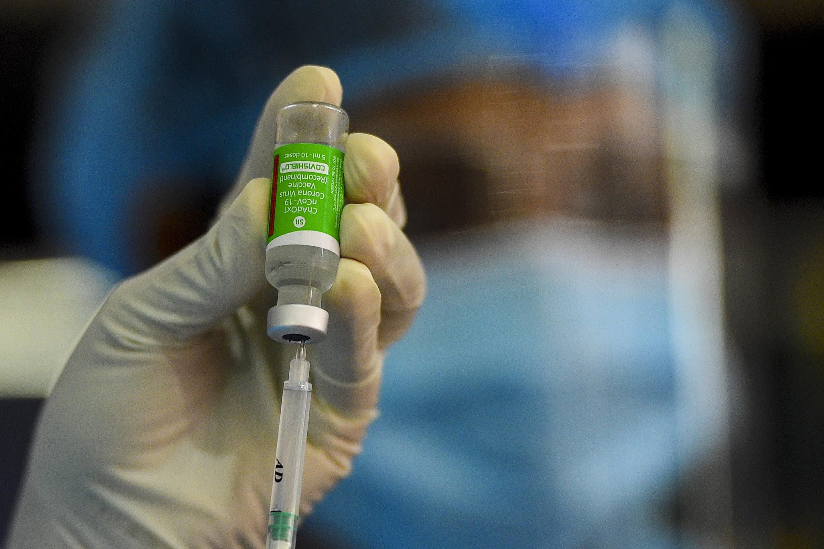 В Україні вже 10 людей вакцинували від COVID-19