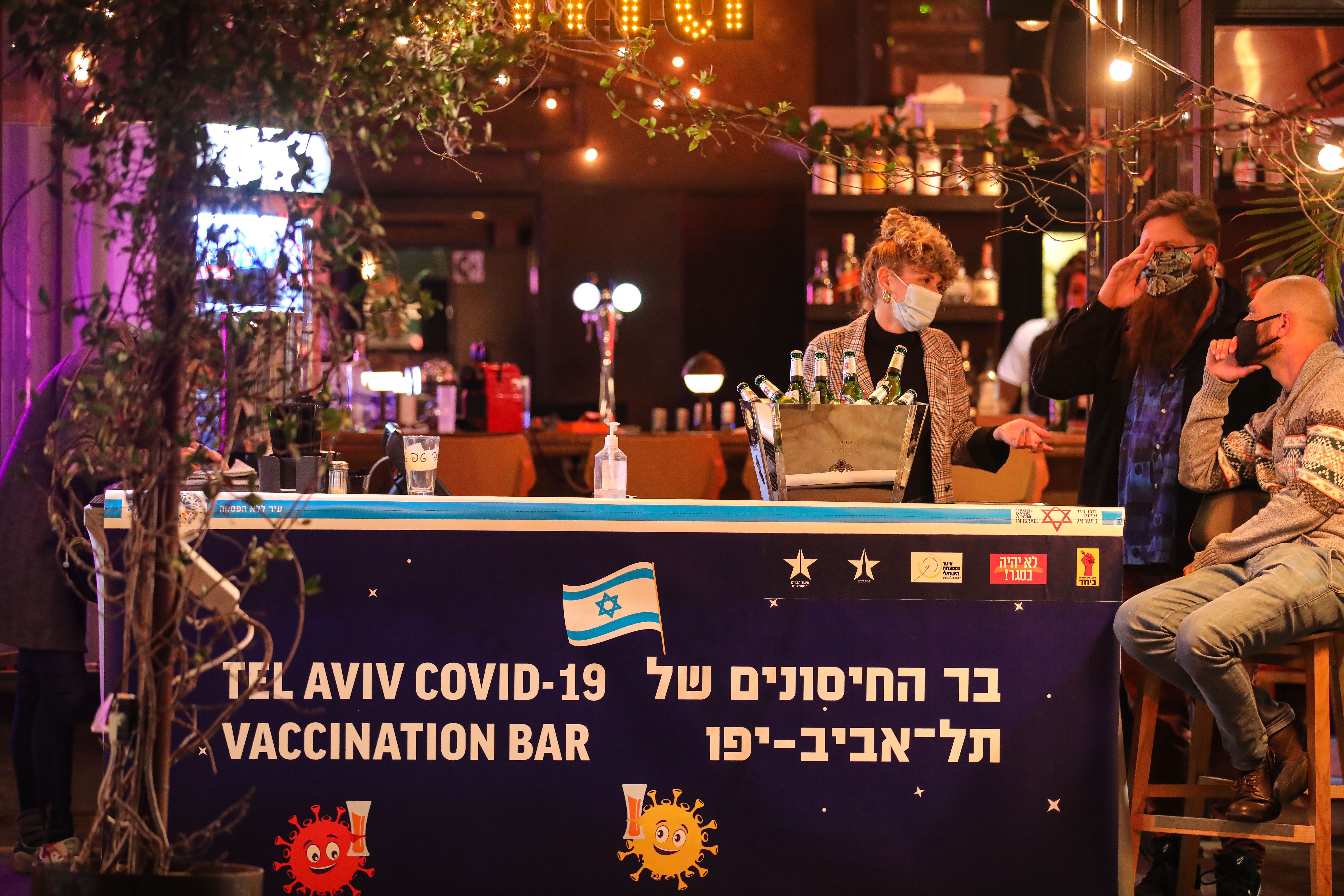 В Израиле предлагают бесплатный "дринк" тем, кто вакцинируется против COVID-19 в баре