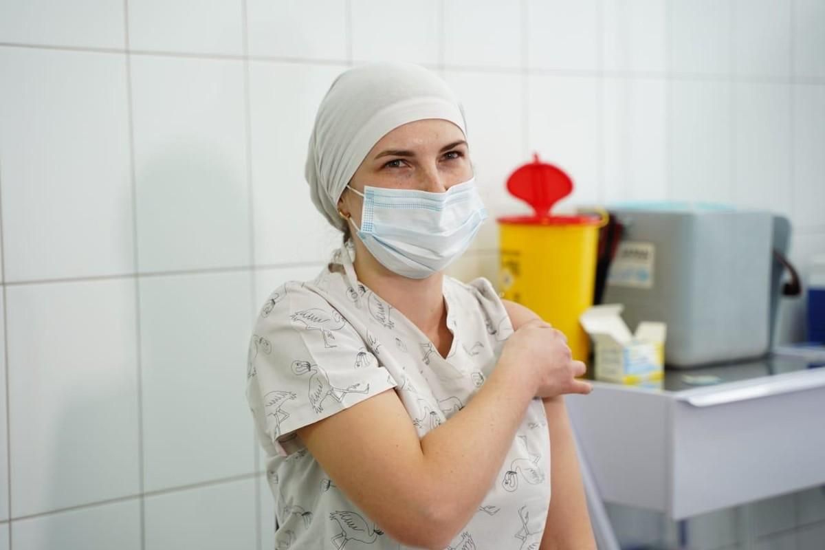 Скільки українців отримали щеплення проти коронавірусу в перший день вакцинації