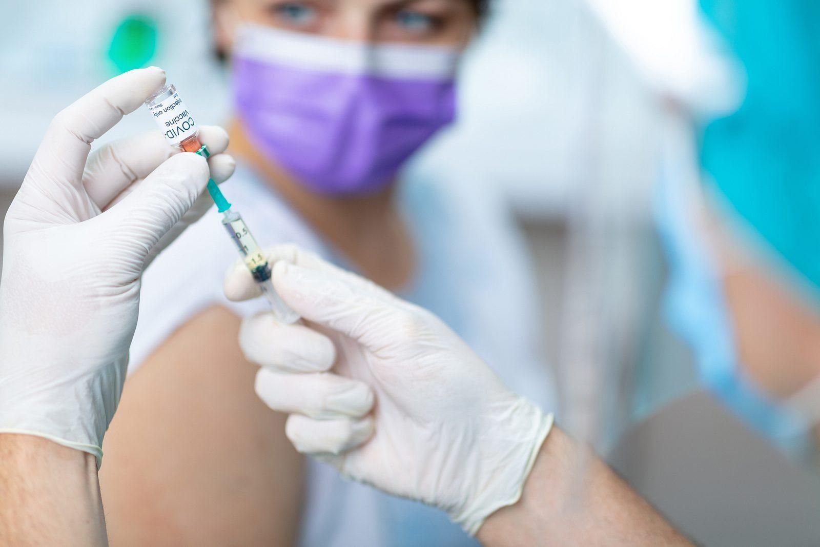 Вакцинація від COVID-19 зменшує ризик госпіталізації на понад 80% 