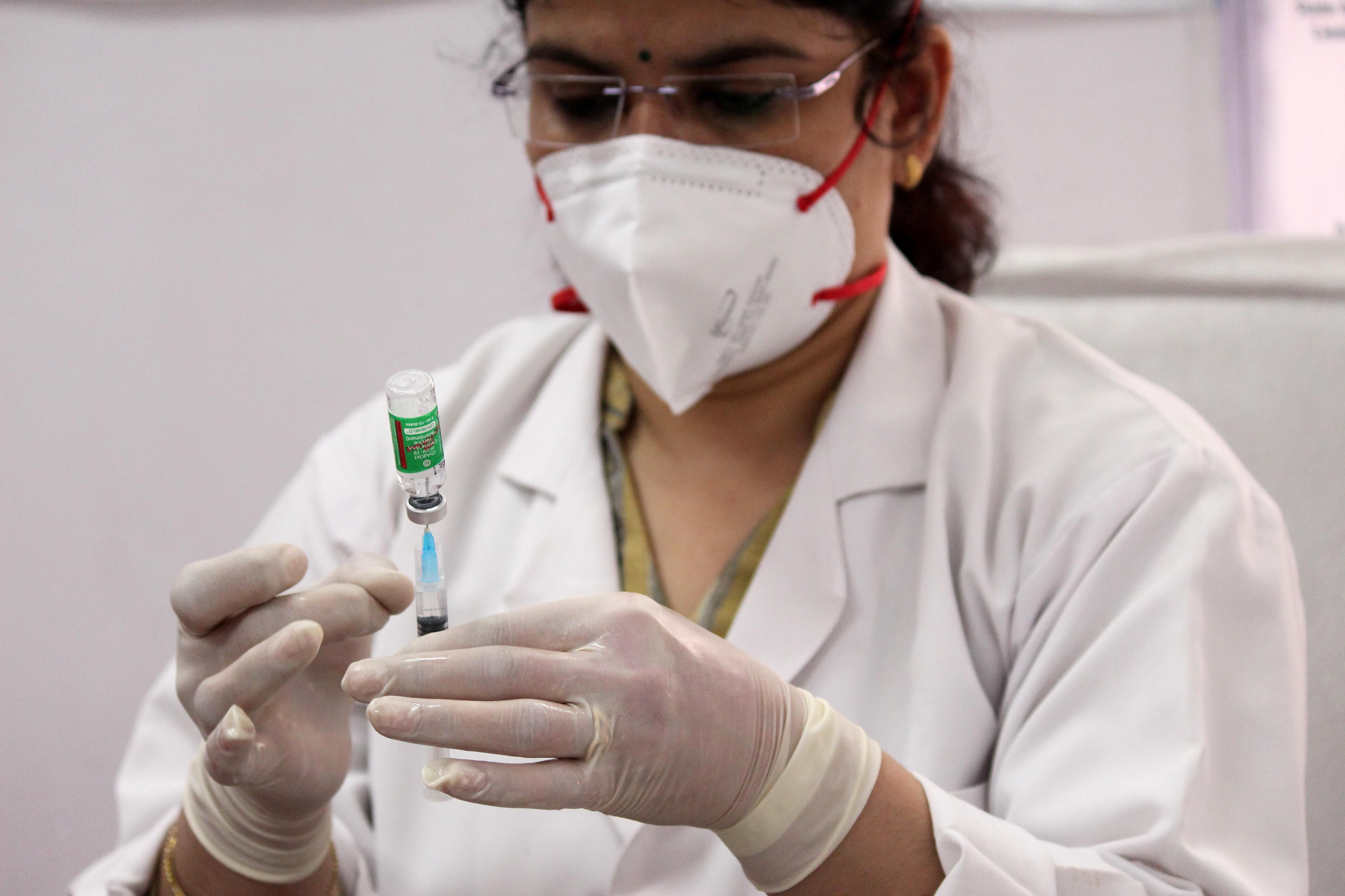 В Індії медики відмовляються вакцинуватися від COVID-19 препаратом місцевого виробництва