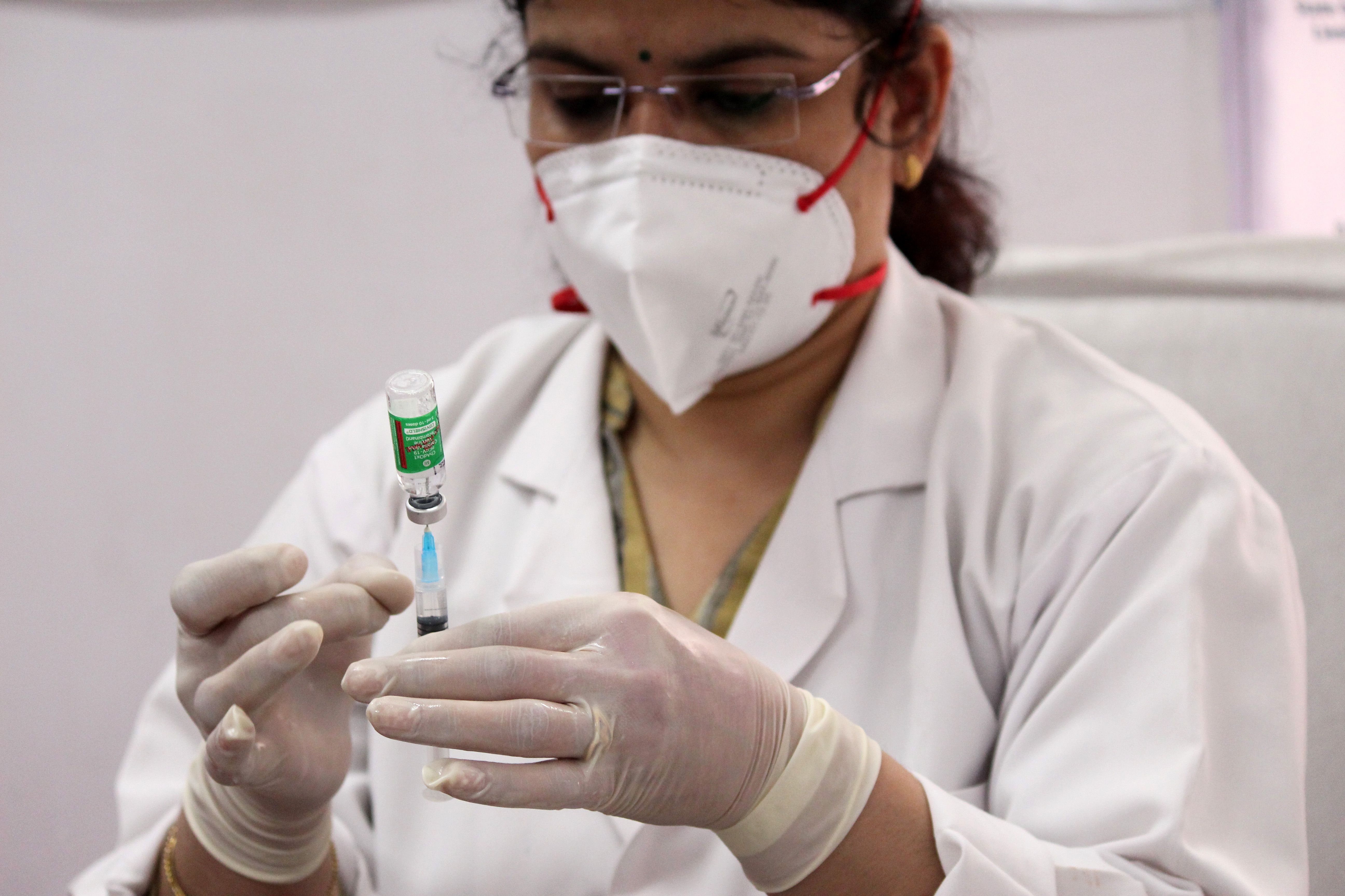 В Индии медики отказываются вакцинироваться от COVID-19 препаратом местного производства