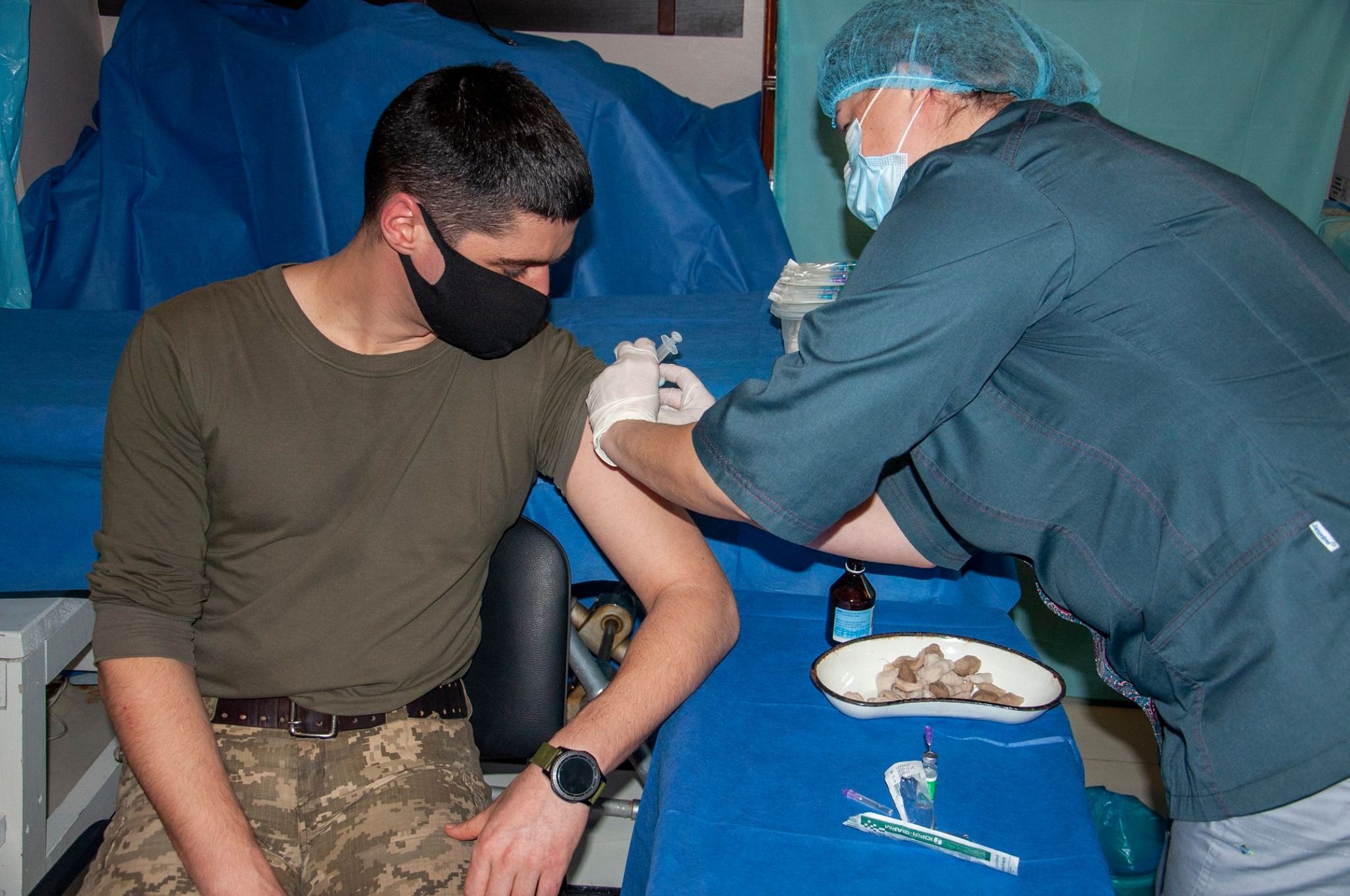 В зоні ООС почали вакцинацію військових: фото