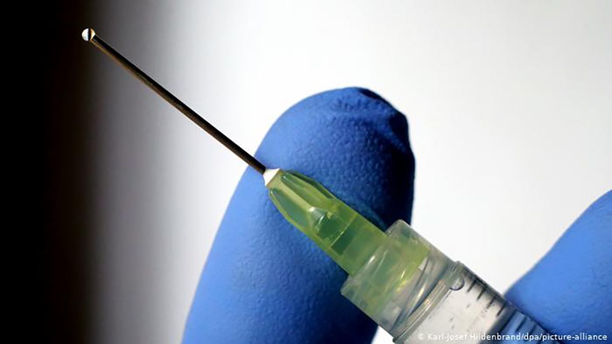 Низкий уровень квалификации: эксперт рассказал, почему врачи не вакцинируются и чем это грозит