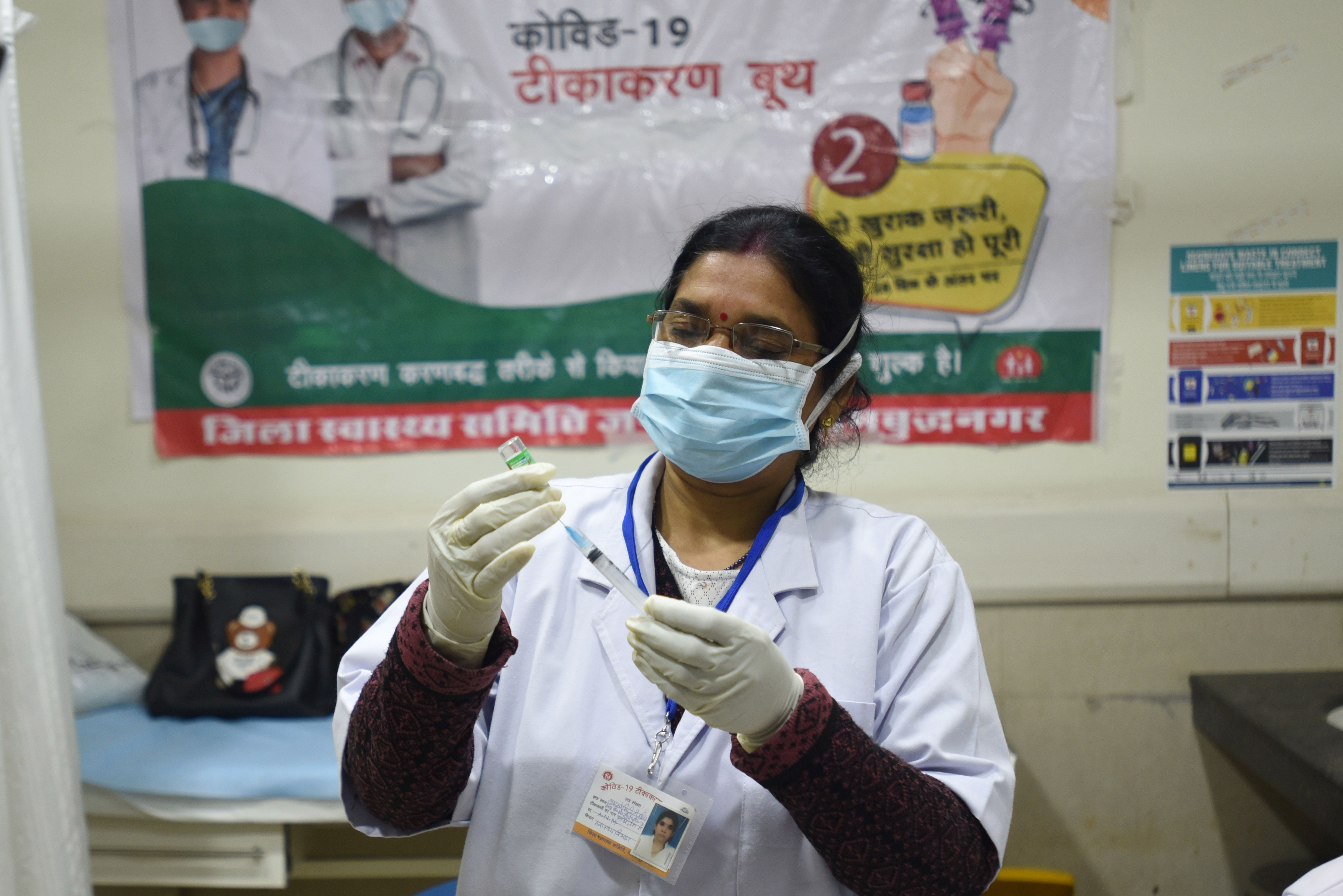 Скандал в Индии: тысячи людей стали участниками теста, думая, что получают вакцину против COVID