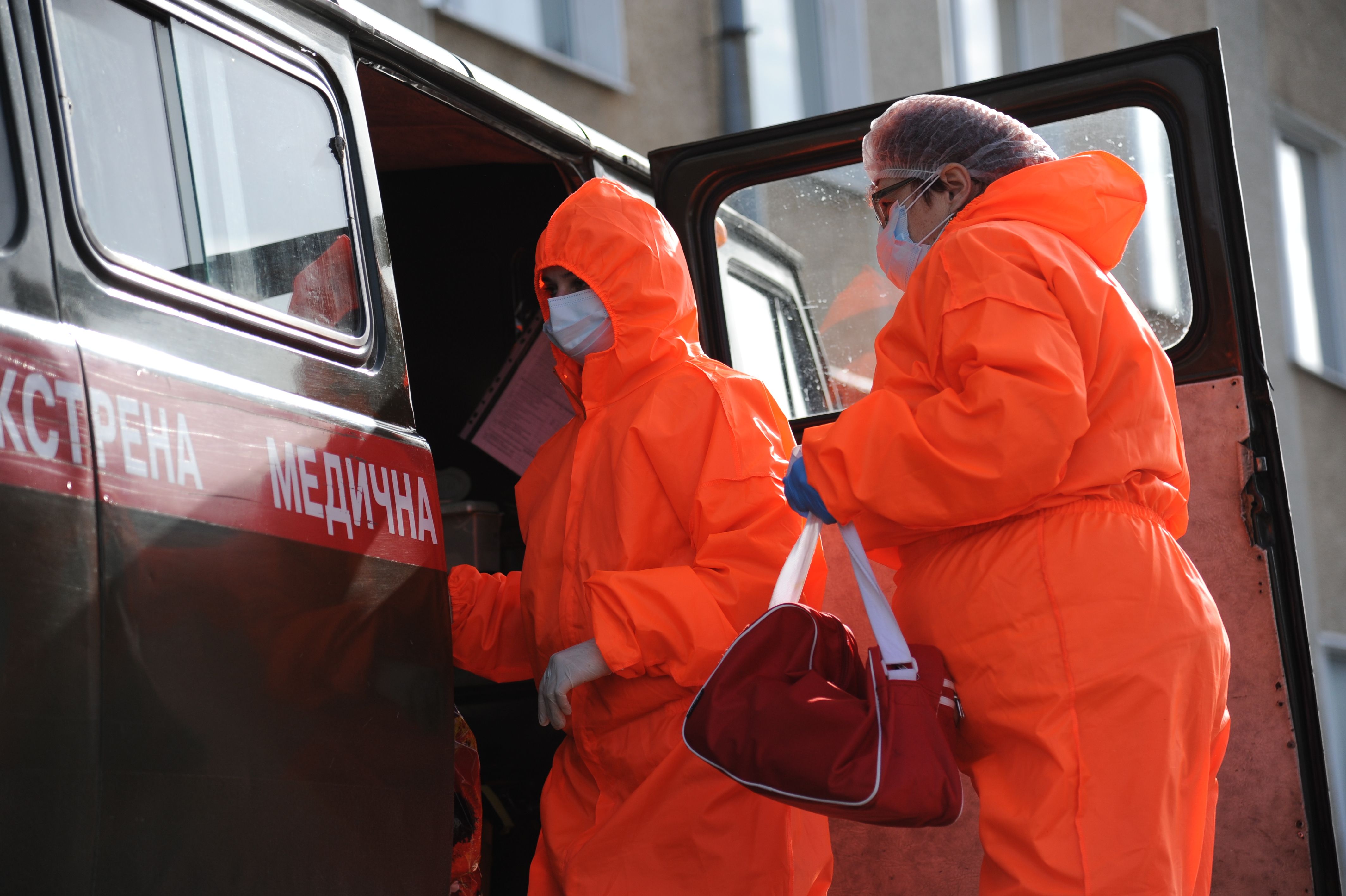 В Украине выбрасывают "излишки" вакцины от коронавируса: объяснение медика
