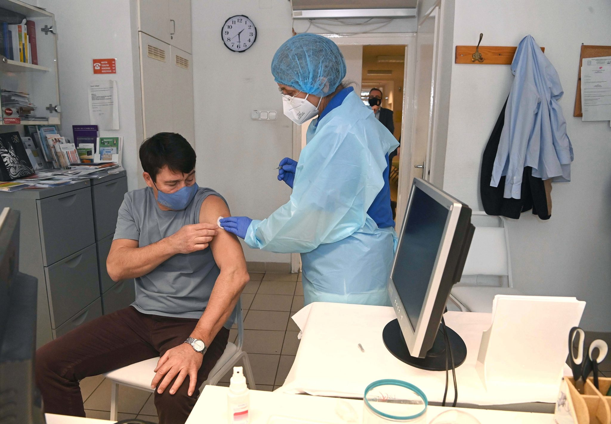 Президент Угорщини щепився китайською вакциною від COVID-19