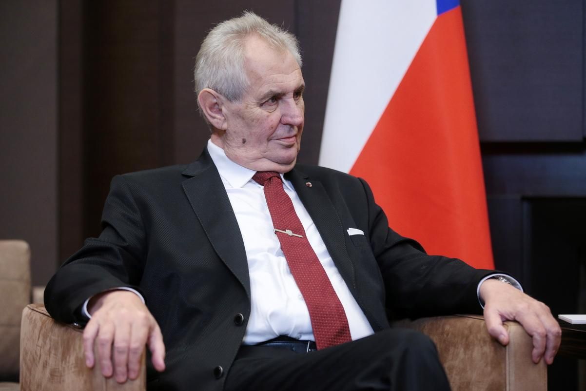 Президент Чехії попросив у Путіна надати російську вакцину проти COVID-19