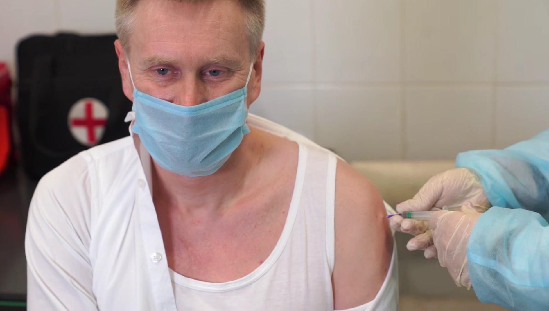 Глава НСЗУ вакцинировали от коронавируса остатками Covishield: видео