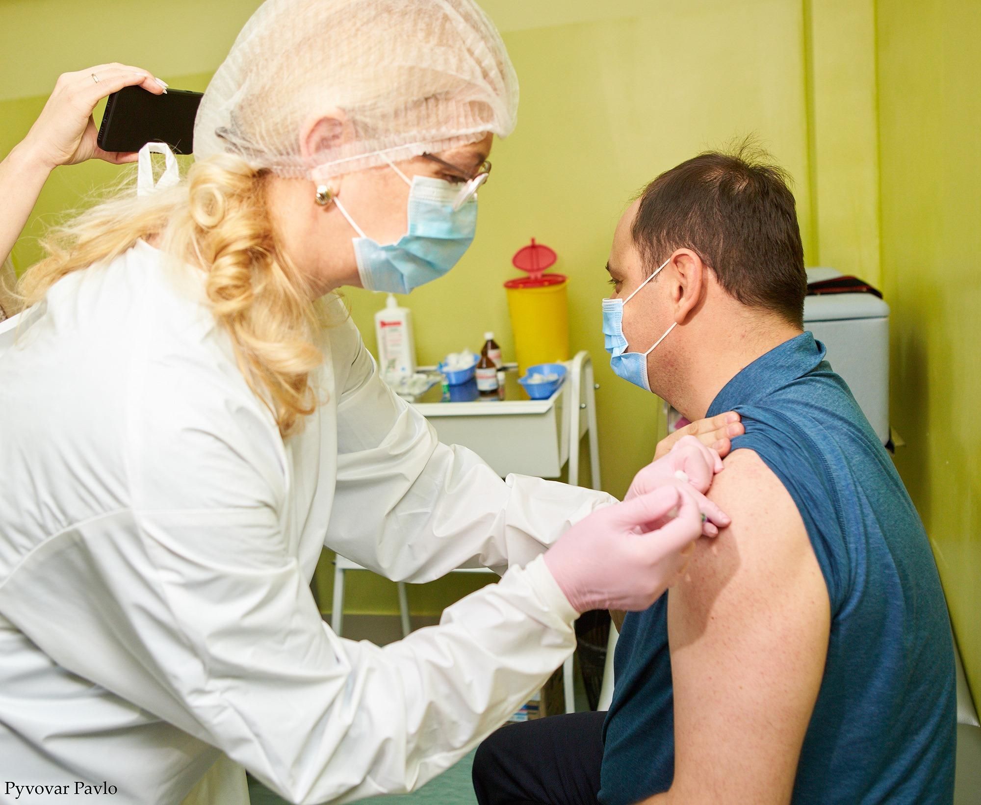 Мэр Ивано-Франковска Марцинкив привился от COVID-19: фото, видео Мэр Ивано-Франковска Марцинкив привился от COVID-19: фото, видео