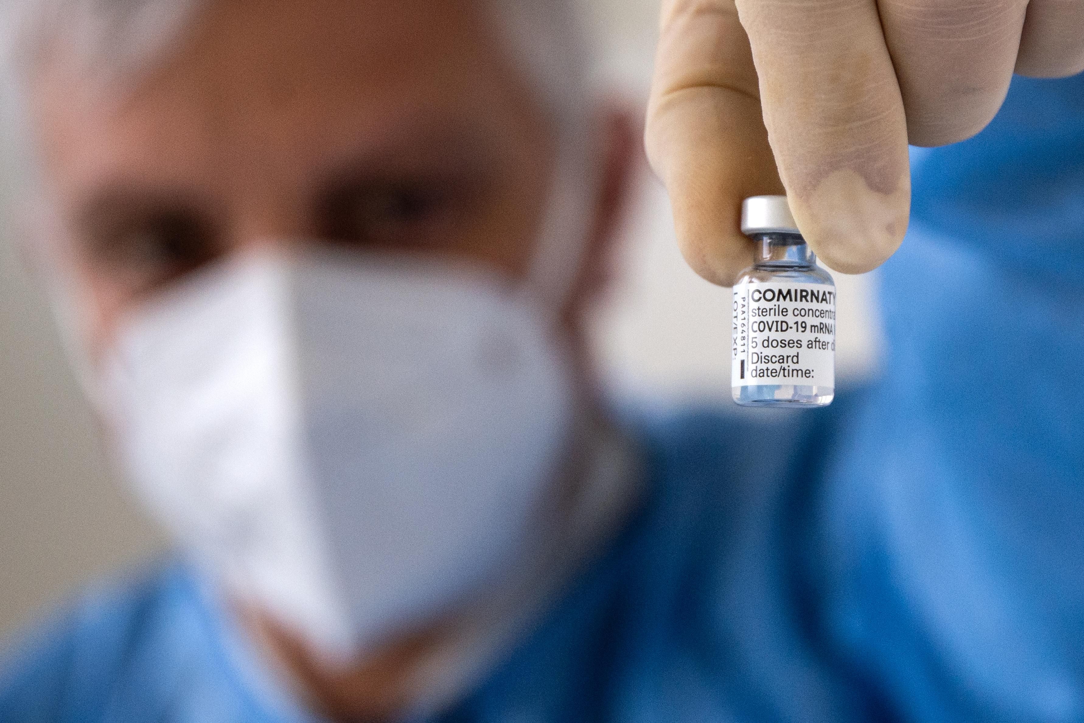 У МОЗ відповіли, чи викликає вакцина Pfizer безпліддя