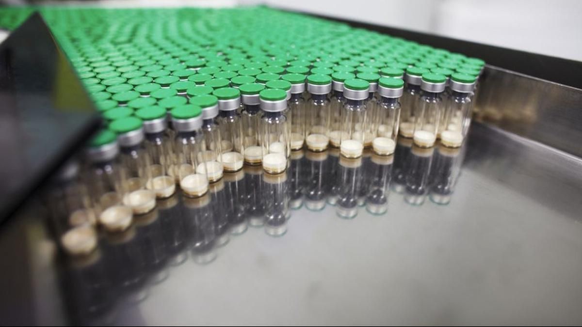 "Нет доказательств": в AstraZeneca опровергли риск образования тромбов после прививки