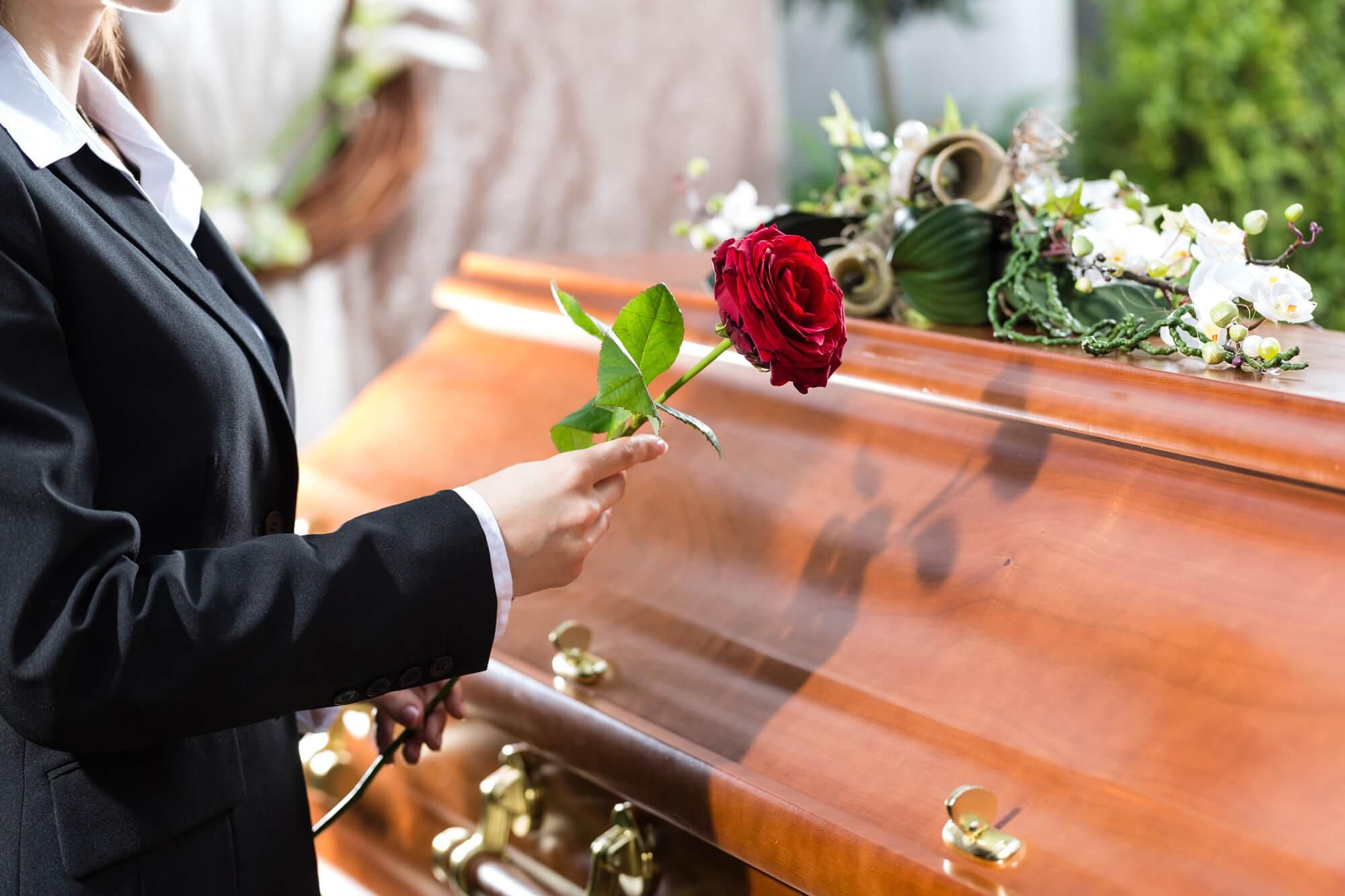 Як ховати померлих від COVID-19 та чи потрібна кремація: пояснення Ляшка