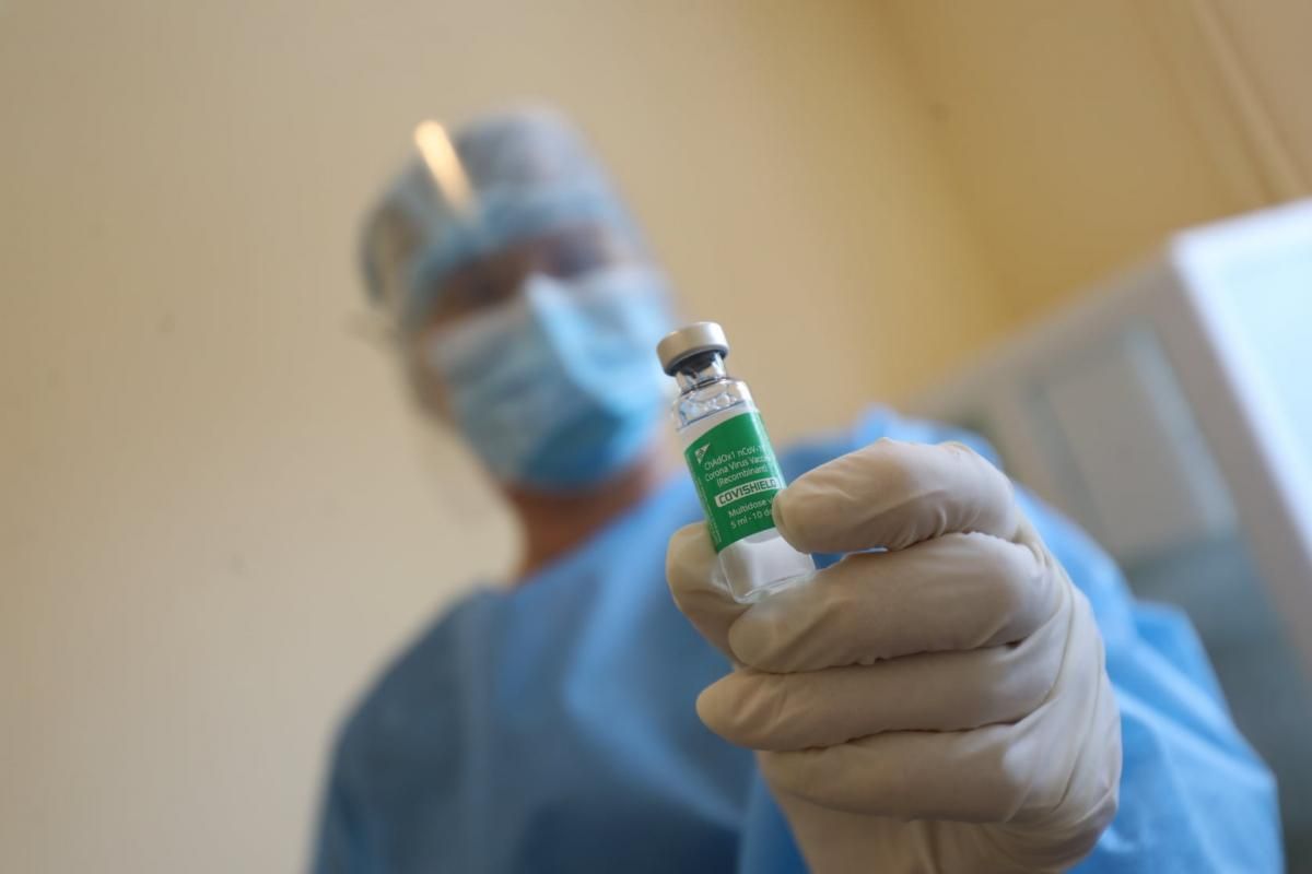 У чергу на вакцинацію від COVID-19 записалися сотні тисяч українців У чергу на вакцинацію від COVID-19 записалися сотні тисяч українців